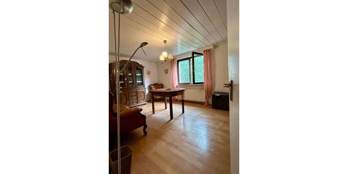 Charmante Doppelhaushälfte im fränkischen Stil mit Garage in ruhiger Wohnlage von Alterlangen (sanierungsbedürftig) 5 zimmer