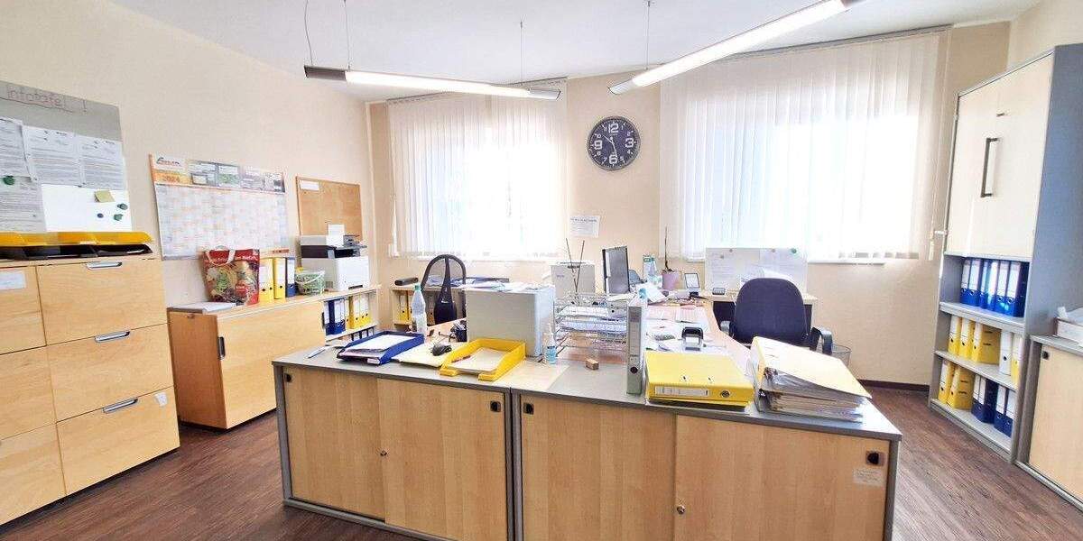 Großzügiges Betriebsanwesen mit Bürogebäude, Lagerhallen und Gewerbegrundstrück zimmer