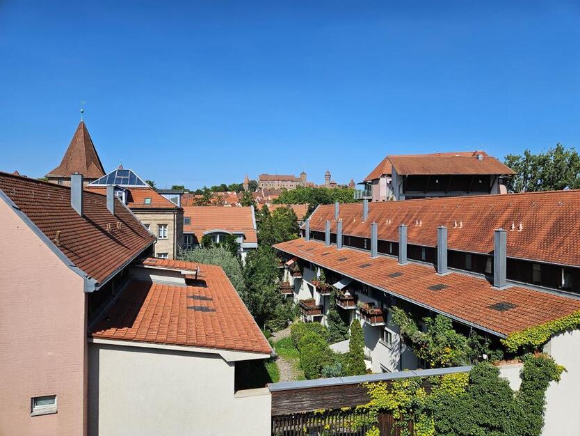 Wohlfühlen auf zwei Ebenen! Lichtdurchflutete Maisonettewohnung mit Burgblick und Tiefgaragenstellplatz. 3.5 zimmer