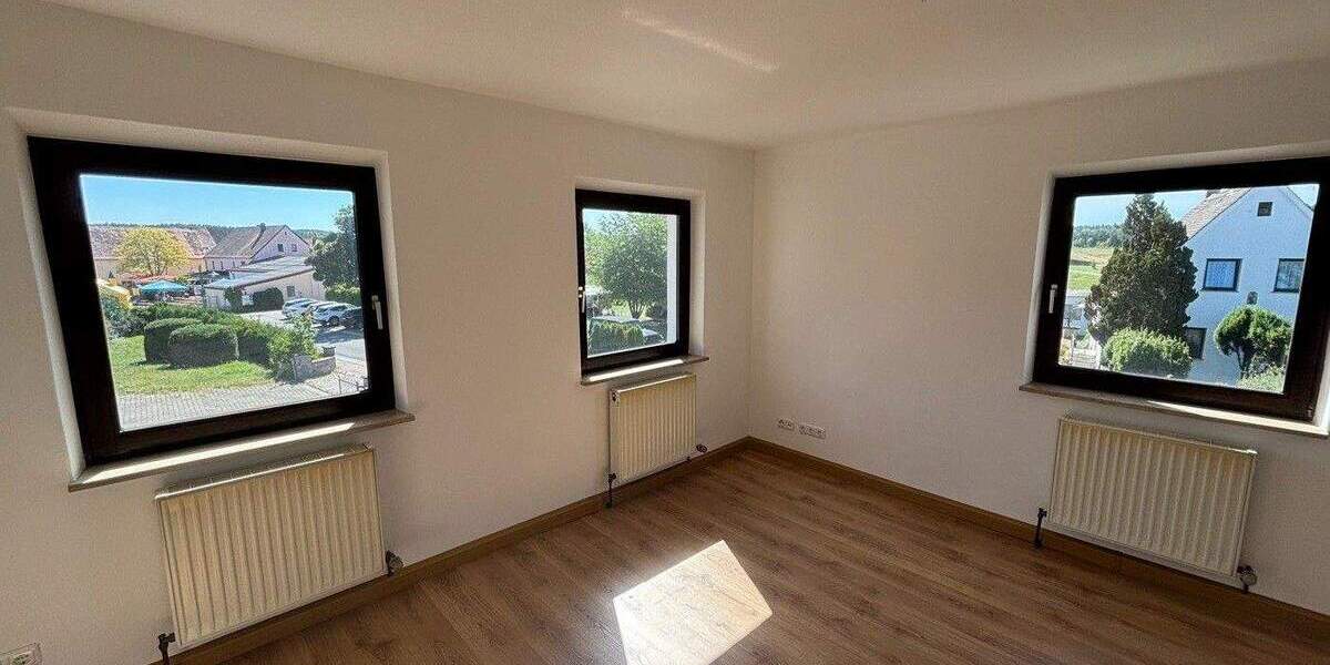 Mehrfamilienhaus, Wohnhaus Heroldsbach Poppendorf - 8 Zimmer, 208 m&sup2;, 2.300&euro; | Angebot:25339642