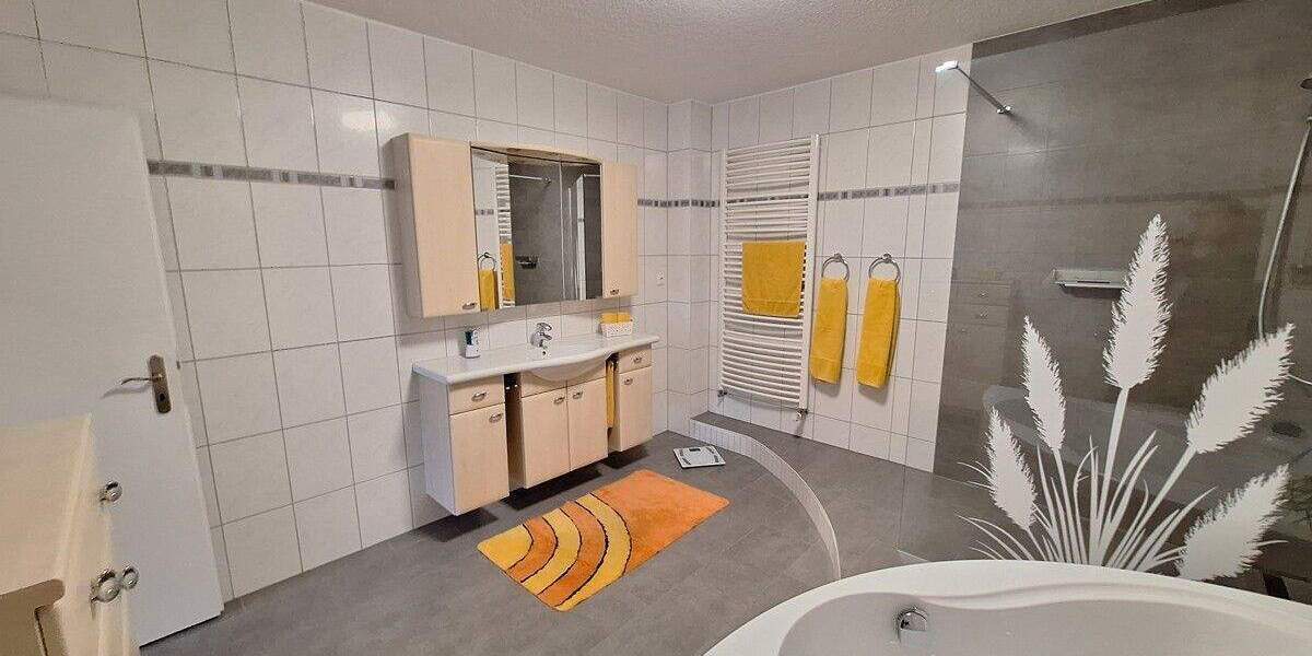 Freiwerdendes Zweifamilienhaus mit Garage in Toplage am Feldrand 6 zimmer