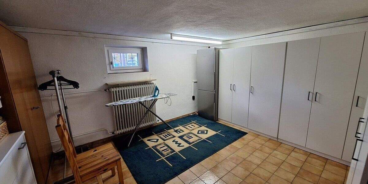 Freiwerdendes Zweifamilienhaus mit Garage in Toplage am Feldrand 6 zimmer