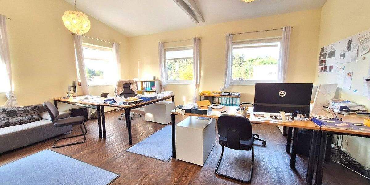 Großzügiges Betriebsanwesen mit Bürogebäude, Lagerhallen und Gewerbegrundstrück zimmer