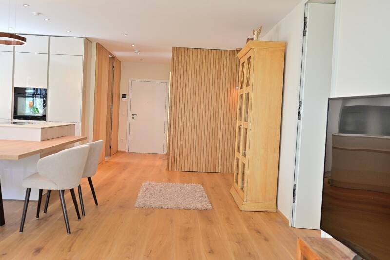 Exklusive GartenWohnung 112 m², lichterfülltes Wohnen mit 3 Zimmer und 2 TG Stellplätzen und vielen Extras, fast wie Erstbezug