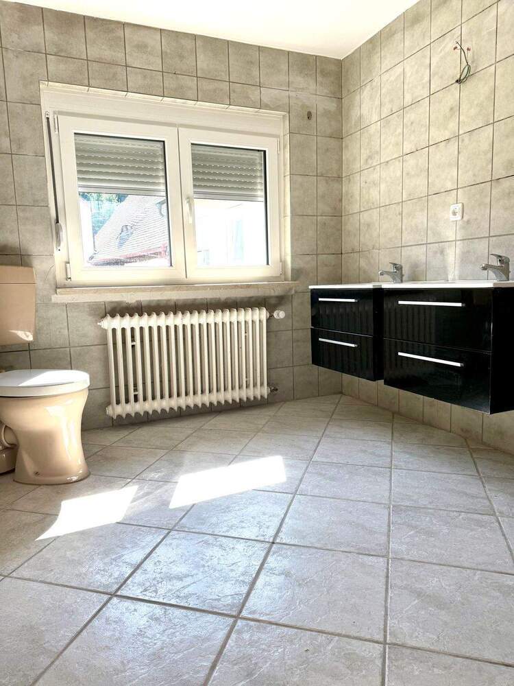 +++ 3-ETAGEN-HAUS MIT VIEL PLATZ UND GROßER TERRASSE IN WEIHERHOF +++
