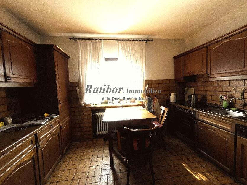 Sehr gepflegtes, geräumiges 3-Familienhaus mit 2 Doppelgaragen in begehrter Wohnlage in Roth OT 11 zimmer