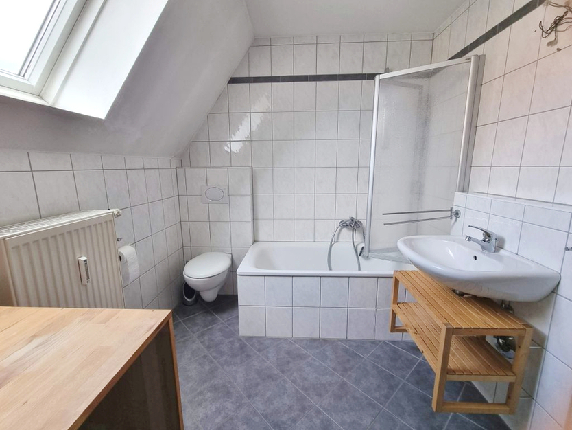 Schöne 3-Zi-Whg - FÜR MAXIMAL 2 PERSONEN -Einbauküche – Tageslichtbad – Wiesengrund in Laufweite zimmer