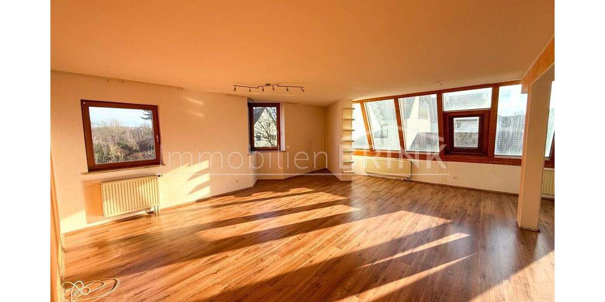 Lichtdurchflutete, große 3-Zimmer Wohnung, Balkon und überdachter Stellplatz in Langenzenn 3 zimmer