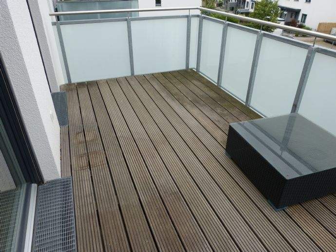 Hochwertig ausgestattete 2 Zimmer-Wohnung mit moderner Einbauküche, Parkettboden, sehr schönem Balkon, Duschbad, Aufzug + TG-Stellplatz 2 zimmer