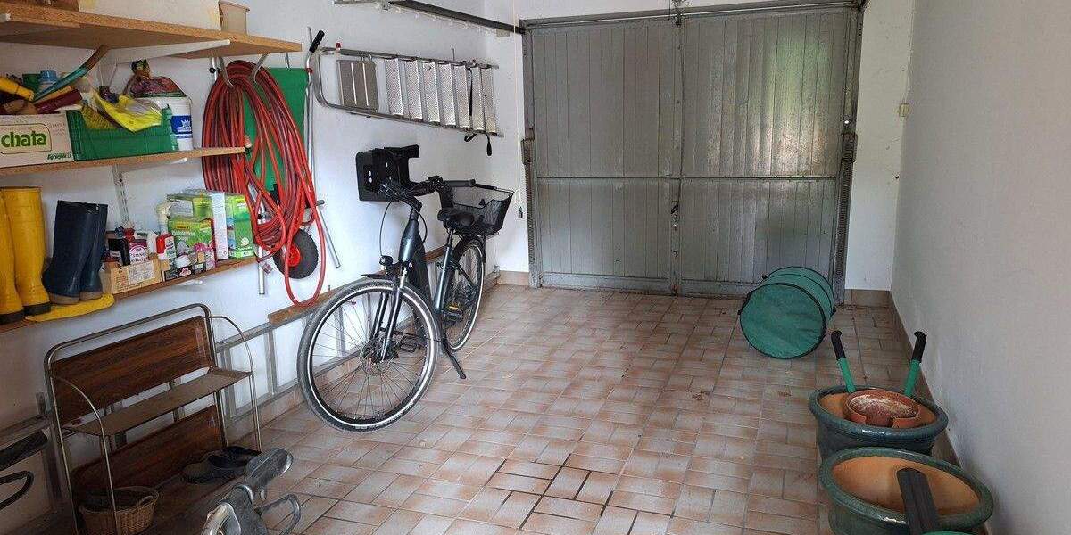 Großzügige Doppelhaushälfte mit großem Garten, 2 Einzelgaragen und Sauna 6 zimmer