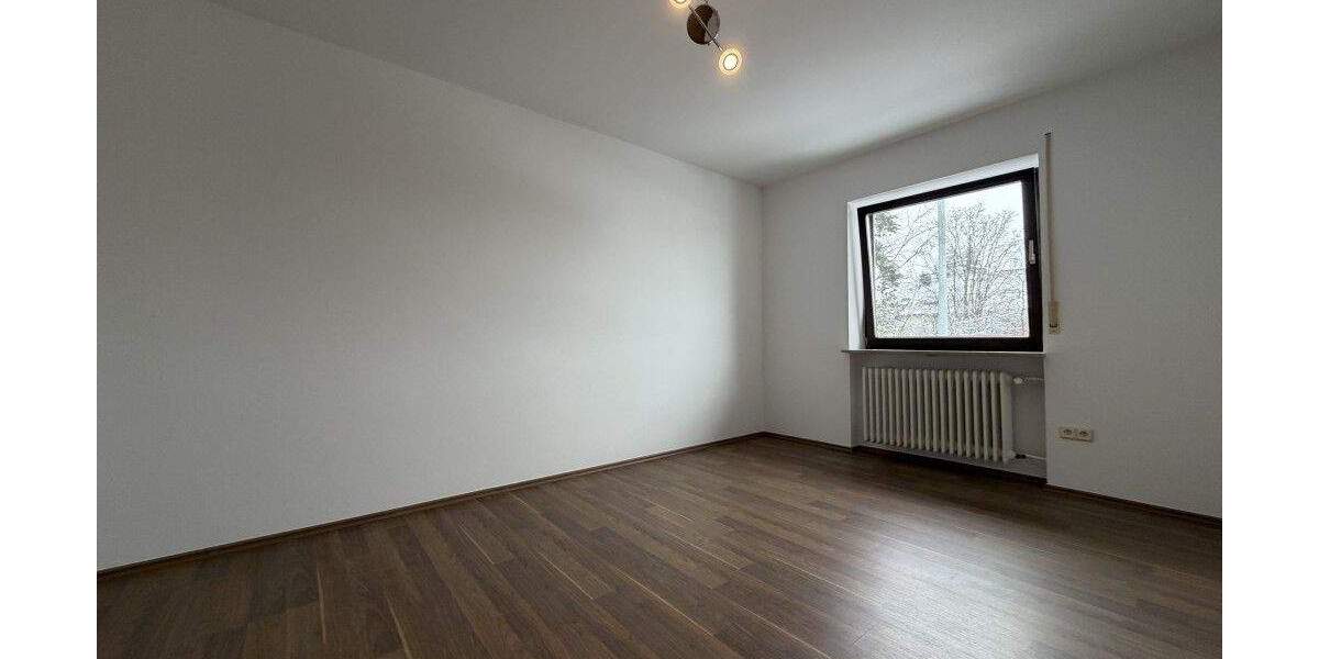 Reihenmittelhaus Uttenreuth - 8 Zimmer, 148 m&sup2;, 1.800&euro; | Angebot:24808672