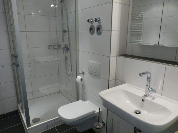 Hochwertig ausgestattete 2 Zimmer-Wohnung mit moderner Einbauküche, Parkettboden, sehr schönem Balkon, Duschbad, Aufzug + TG-Stellplatz 2 zimmer