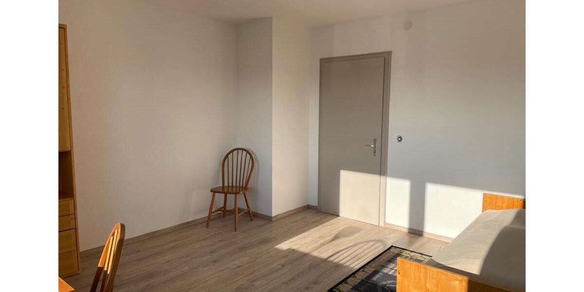 Helle 4-Zimmer Wohnung für WG zu vermieten . Einzelzimmer ab: 4 zimmer