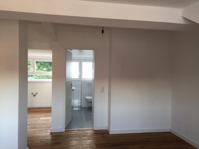 Top 3-Zimmer-DG-Wohnung mit Loggia und KFZ-Stellplatz Nbg-Schweinau