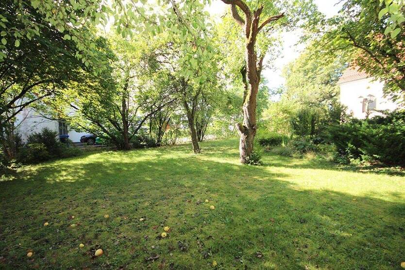 Schönes Grundstück mit renovierungsbedürftigem Wohnhaus 5 zimmer