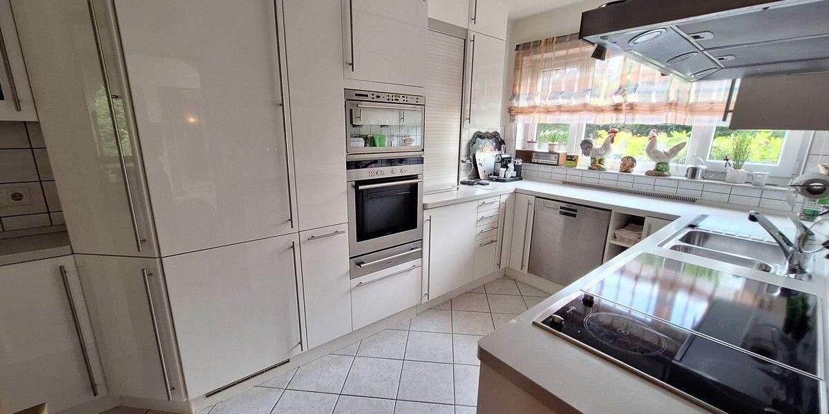 Großzügige Doppelhaushälfte mit großem Garten, 2 Einzelgaragen und Sauna 6 zimmer