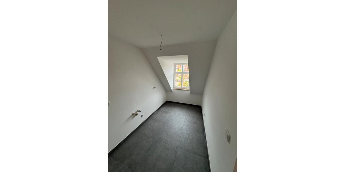 LICHTDURCHFLUTETE 4-ZIMMER DACHGESCHOSSWOHNUNG INKL. STELLPLATZ I 4 zimmer