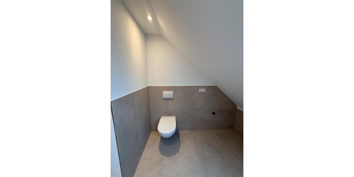 Exklusive Dachgeschosswohnung mit zwei Balkonen – Erstbezug nach 2 zimmer