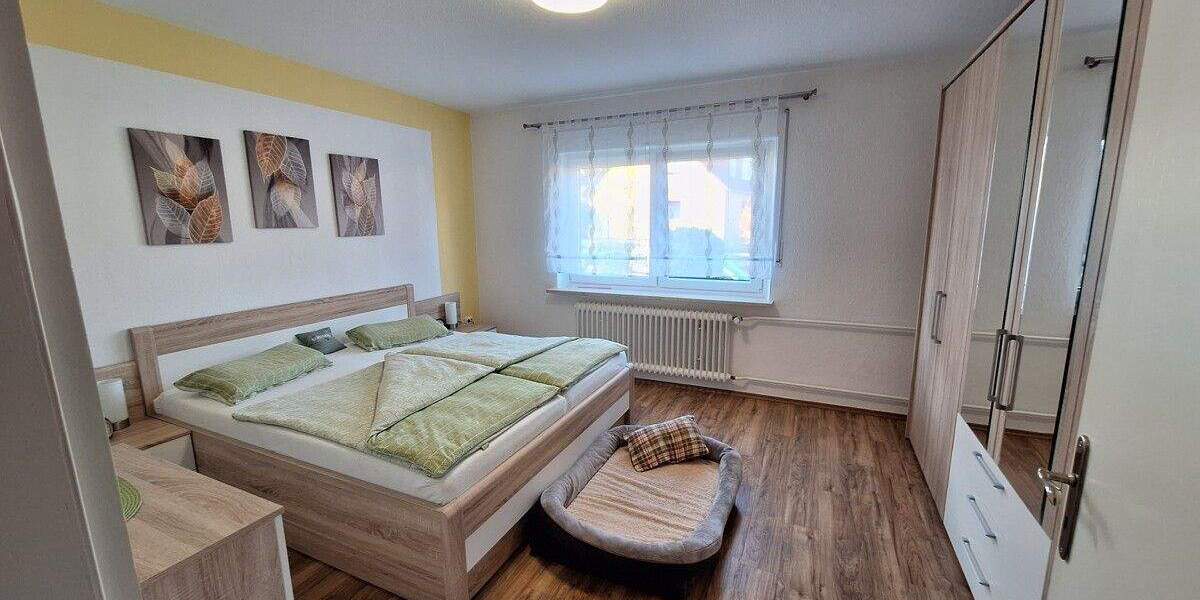 Freiwerdendes Zweifamilienhaus mit Garage in Toplage am Feldrand 6 zimmer