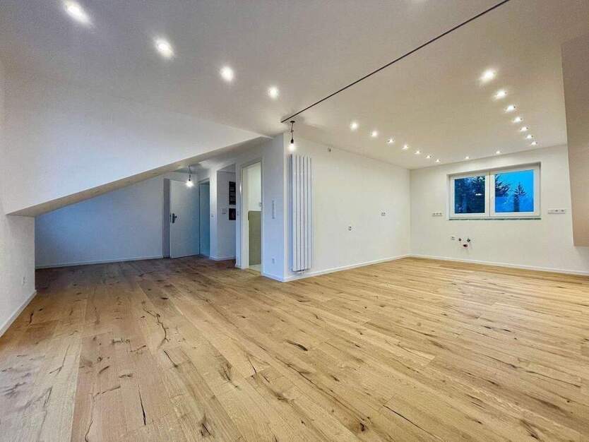 Erstbezug! 2 Zimmer DG Wohnung mit Sonnenloggia zum Wohlfühlen, neue Böden, neues Bad, saniert!