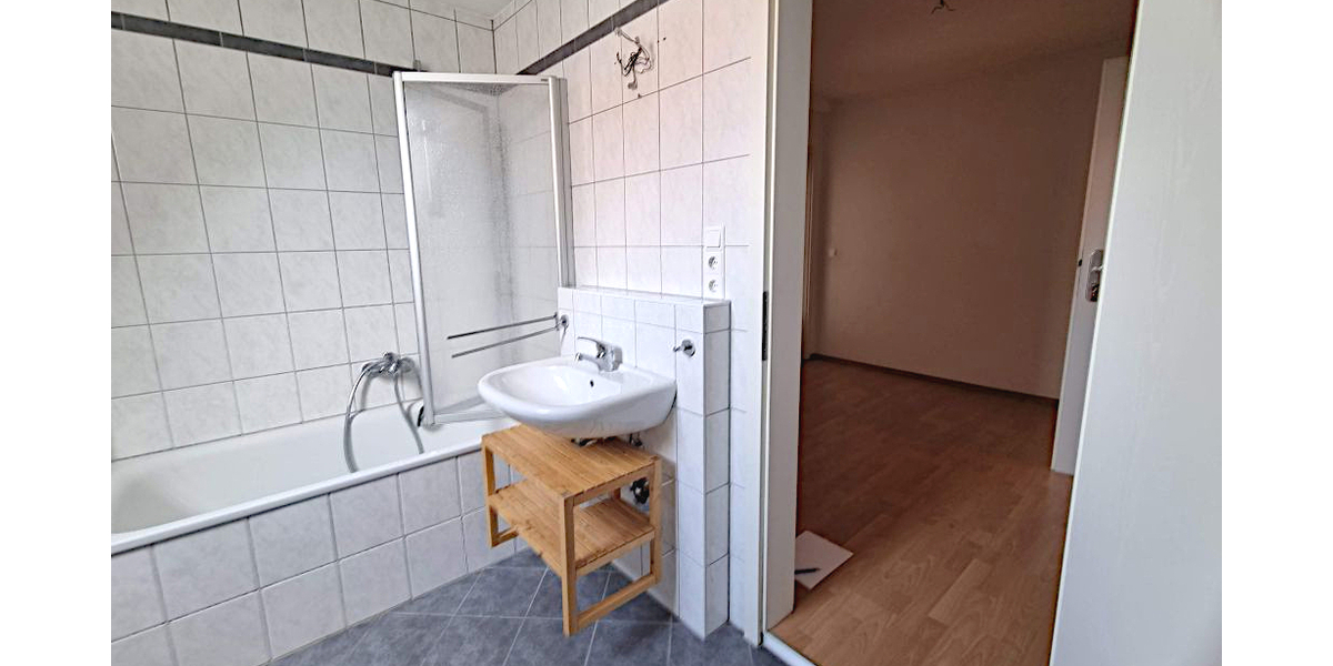 Schöne 3-Zi-Whg - FÜR MAXIMAL 2 PERSONEN -Einbauküche – Tageslichtbad – Wiesengrund in Laufweite zimmer