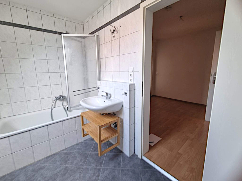 Schöne 3-Zi-Whg - FÜR MAXIMAL 2 PERSONEN -Einbauküche – Tageslichtbad – Wiesengrund in Laufweite zimmer