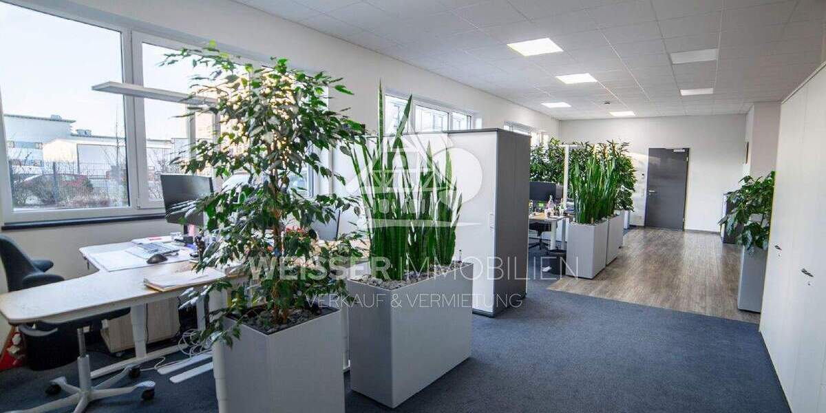 Firmenstandort Fürth - Separater Büro-Besprechungsraum & helle Arbeitsplätze zimmer