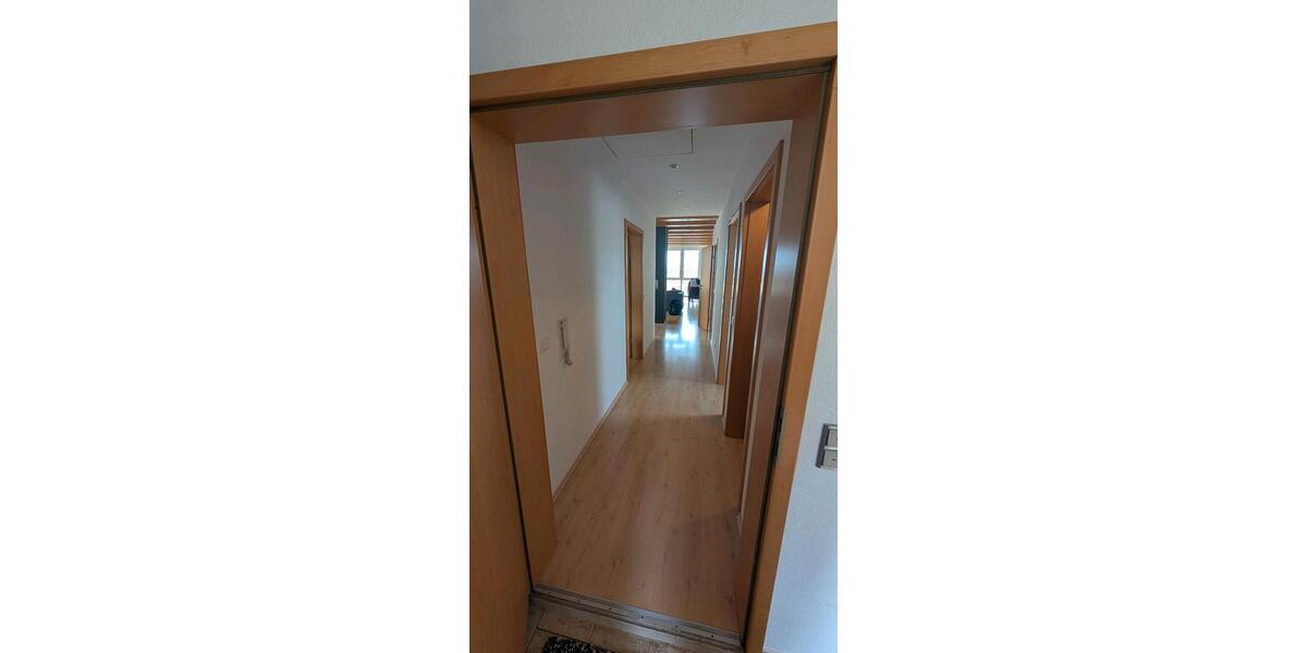 Dachgeschoßwohnung Bubenreuth - 2.5 Zimmer, 120 m&sup2;, 1.500&euro; | Angebot:26266167