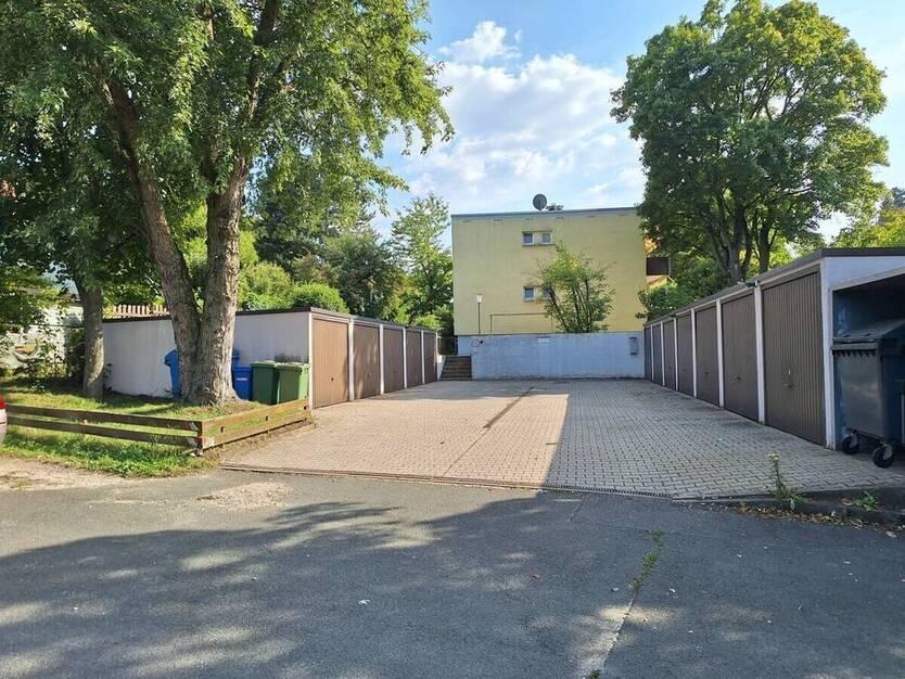 Renovierte 3-Zimmer Wohnung im Hochparterre mit Balkon und Einzelgarage