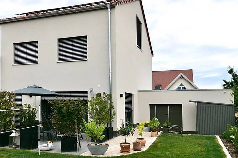Moderner KfW 55 Neubau einer Doppelhaushälfte in Nürnberg - Höfen