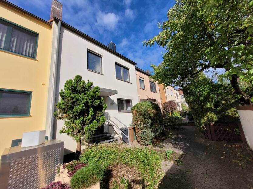 *** Wohnen in BESTLAGE *** Charmantes Reihenmittelhaus Garten Garage mit Potential