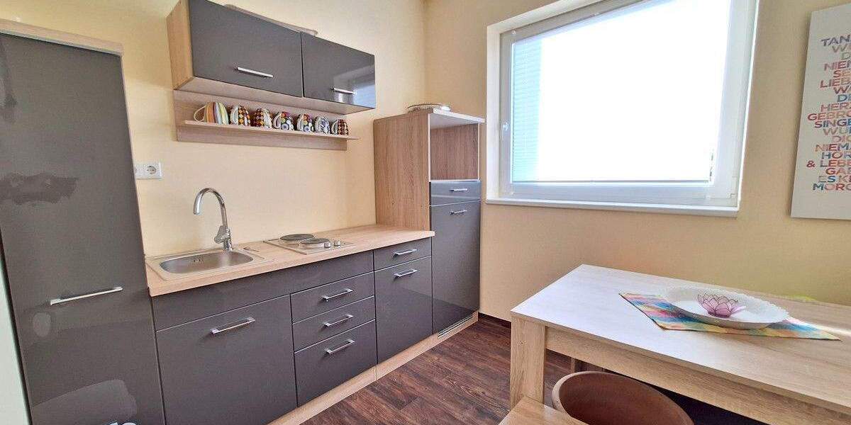 Großzügiges Betriebsanwesen mit Bürogebäude, Lagerhallen und Gewerbegrundstrück zimmer