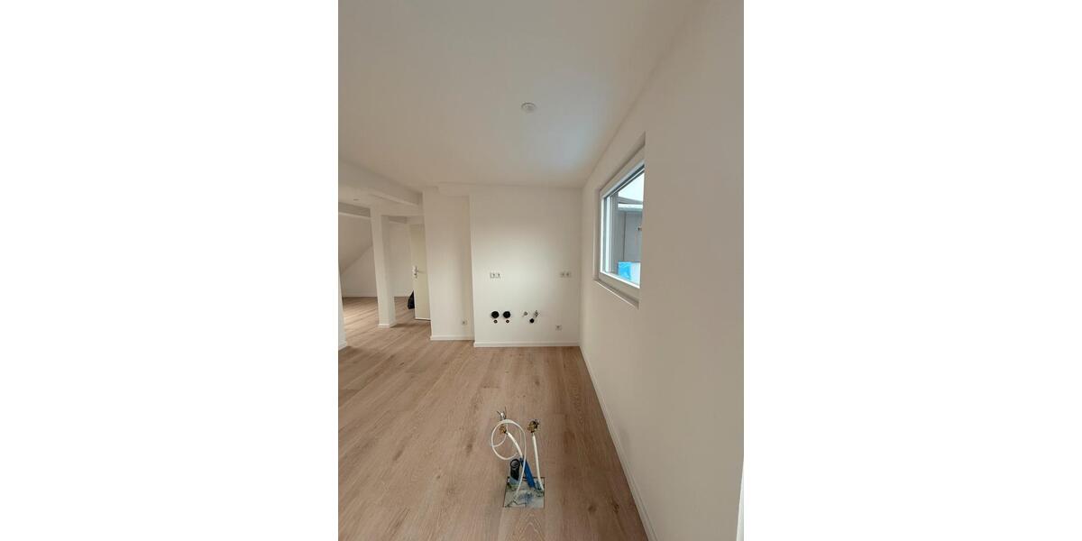 Exklusive Dachgeschosswohnung mit zwei Balkonen – Erstbezug nach 2 zimmer