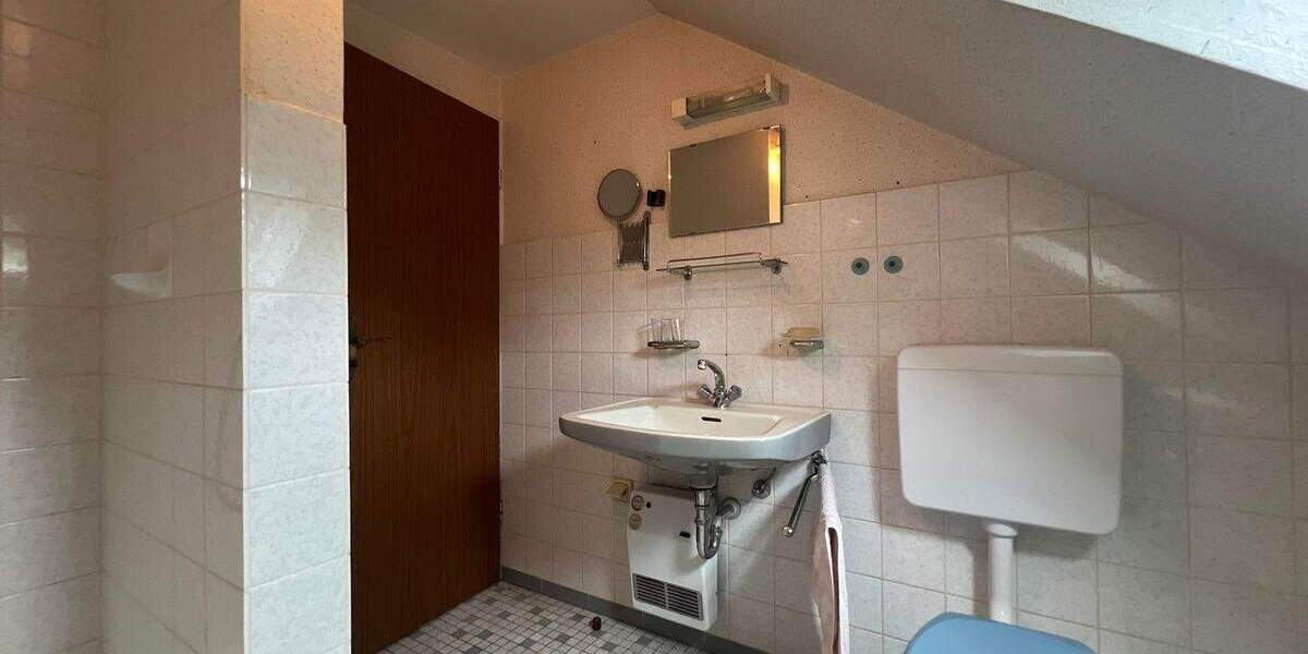 DHH in Erlangen-Frauenaurach...Hier das Besondere! - Zwei Wohneinheiten in einem Haus 5 zimmer