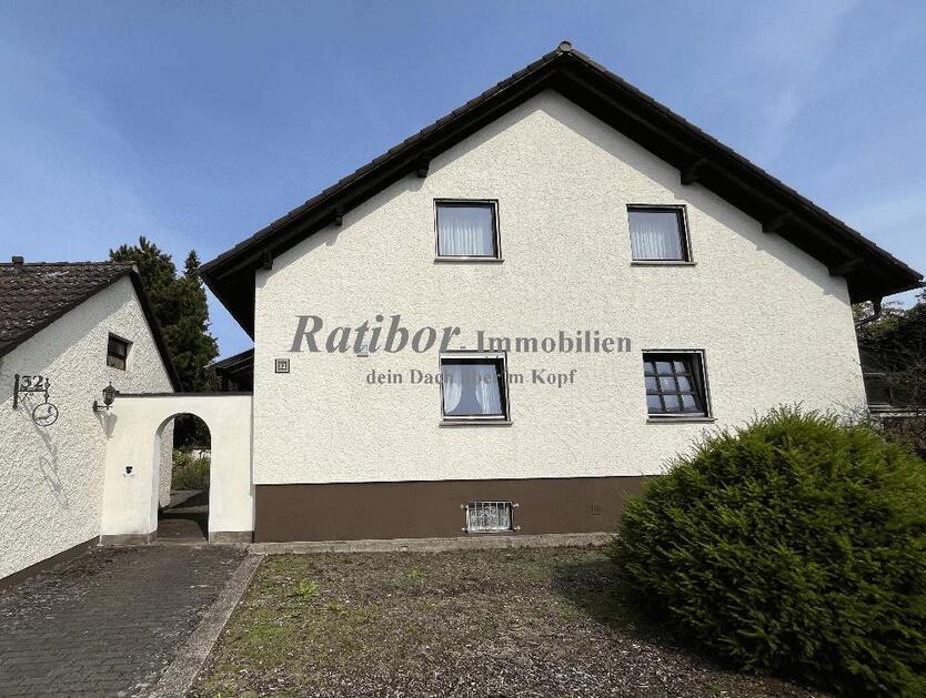 Sehr gepflegtes, geräumiges 3-Familienhaus mit 2 Doppelgaragen in begehrter Wohnlage in Roth OT 11 zimmer