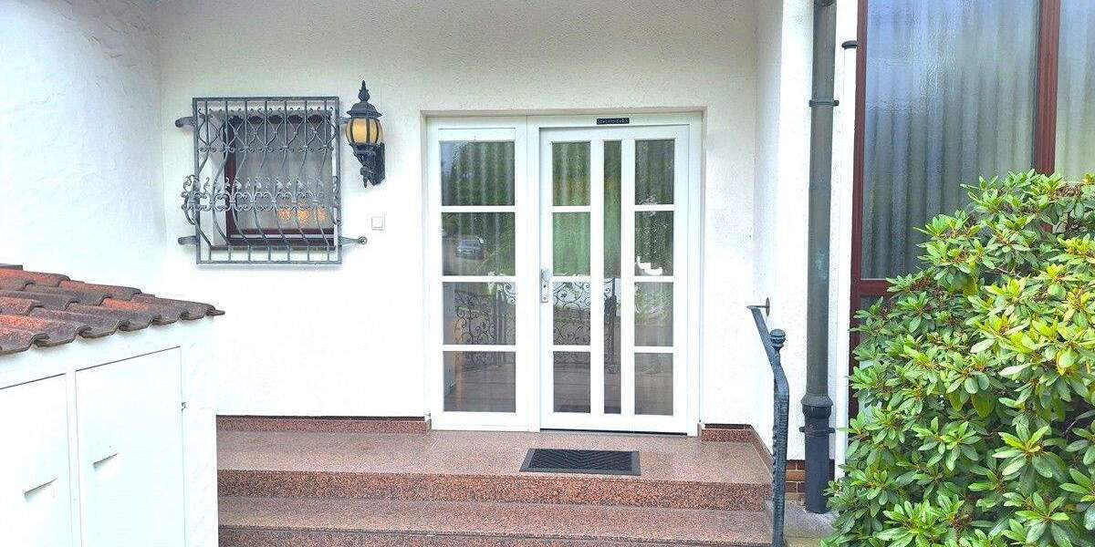 Großzügige Doppelhaushälfte mit großem Garten, 2 Einzelgaragen und Sauna 6 zimmer