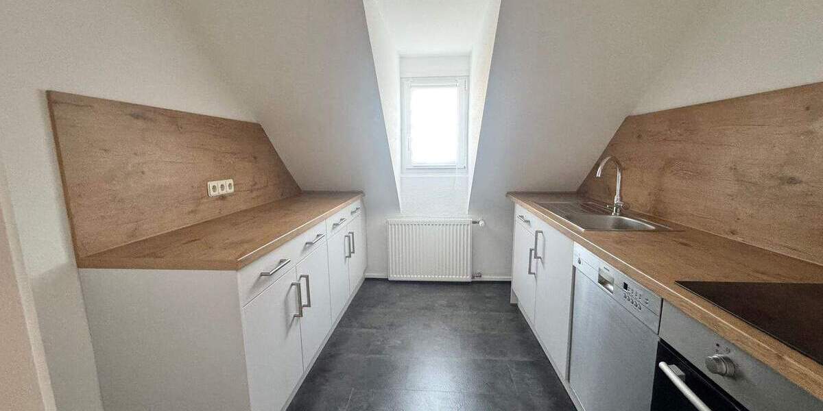 Zollhausstraße ! Helle sehr geräumige 3-Zi.-DG-Whg., 65 m², EBK, ohne Balkon im 2.OG ohne Aufzug 3 zimmer