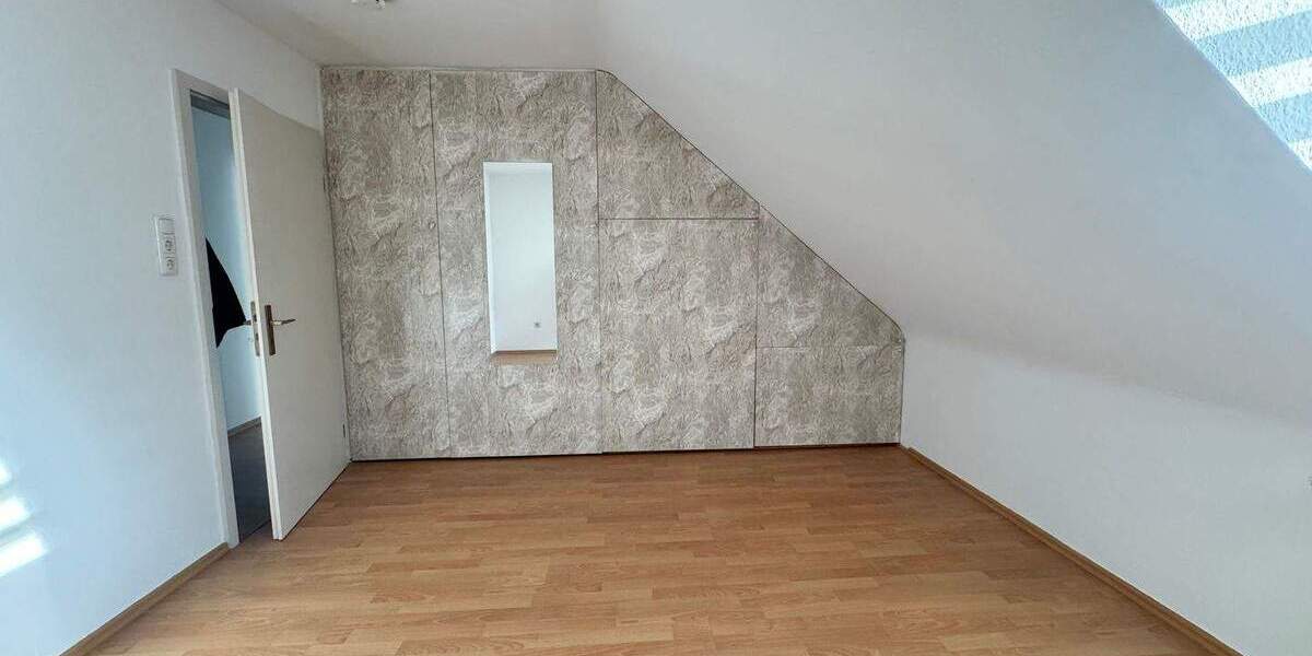 Zollhausstraße ! Helle sehr geräumige 3-Zi.-DG-Whg., 65 m², EBK, ohne Balkon im 2.OG ohne Aufzug 3 zimmer