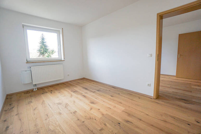 IDEAL FÜR FAMILIEN: Renovierte 4-Zi-Whg. mit Tageslichtbad, Gäste-WC , Balkon, Parkett uvm.