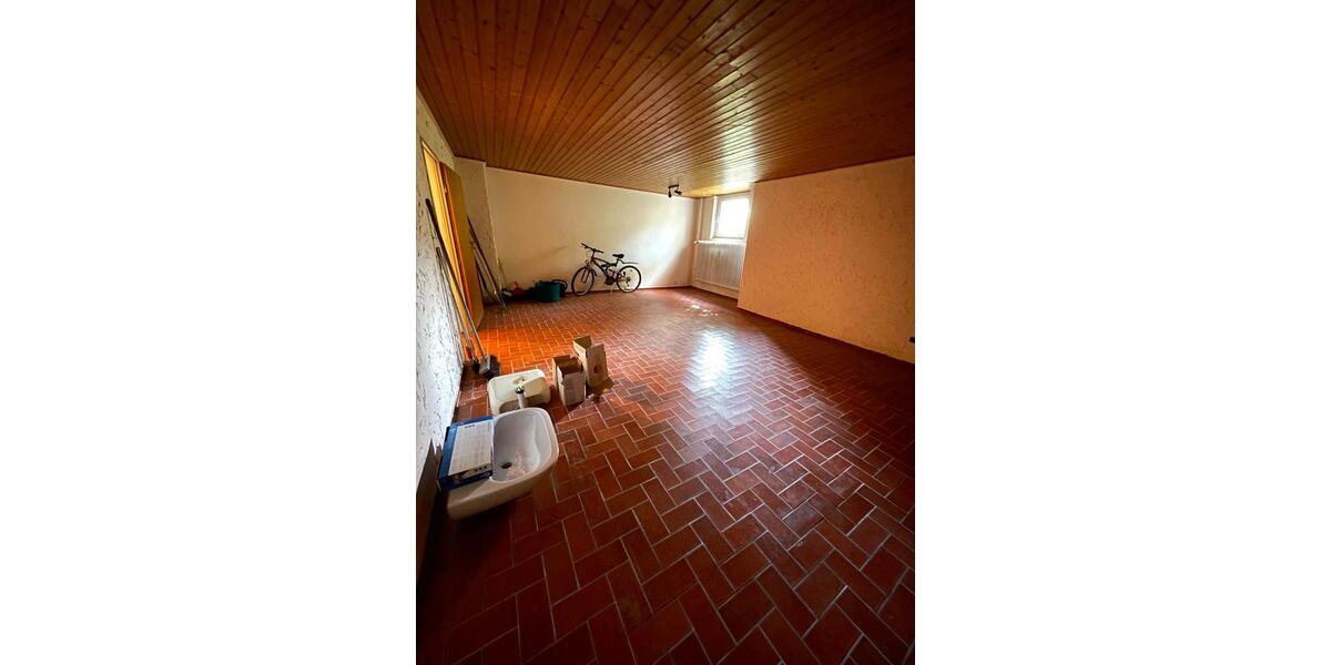 Großzügiger, heller Lagerraum zimmer