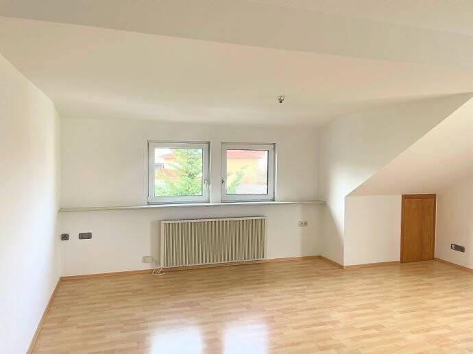 Helle 4-Zimmer-Wohnung im DG mit Balkon, EBK und Kellerraum