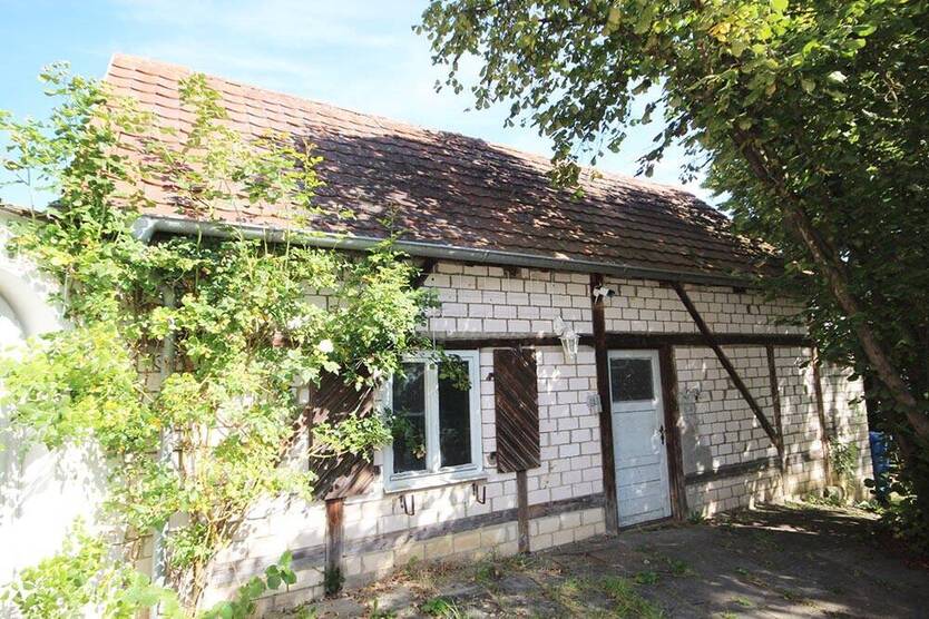 Schönes Grundstück mit renovierungsbedürftigem Wohnhaus 5 zimmer