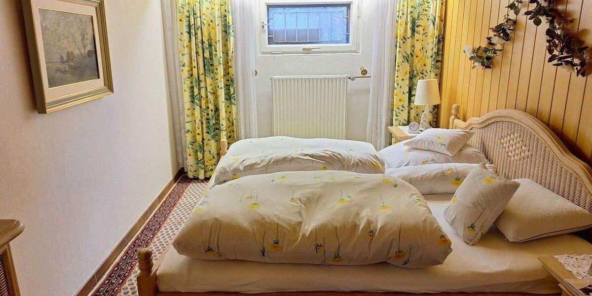 Großzügige Doppelhaushälfte mit großem Garten, 2 Einzelgaragen und Sauna 6 zimmer