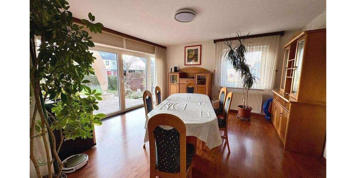 Hier wohnt man gern: Kinder willkommen...Großzügiges REH in ER-Eltersdorf 8 zimmer