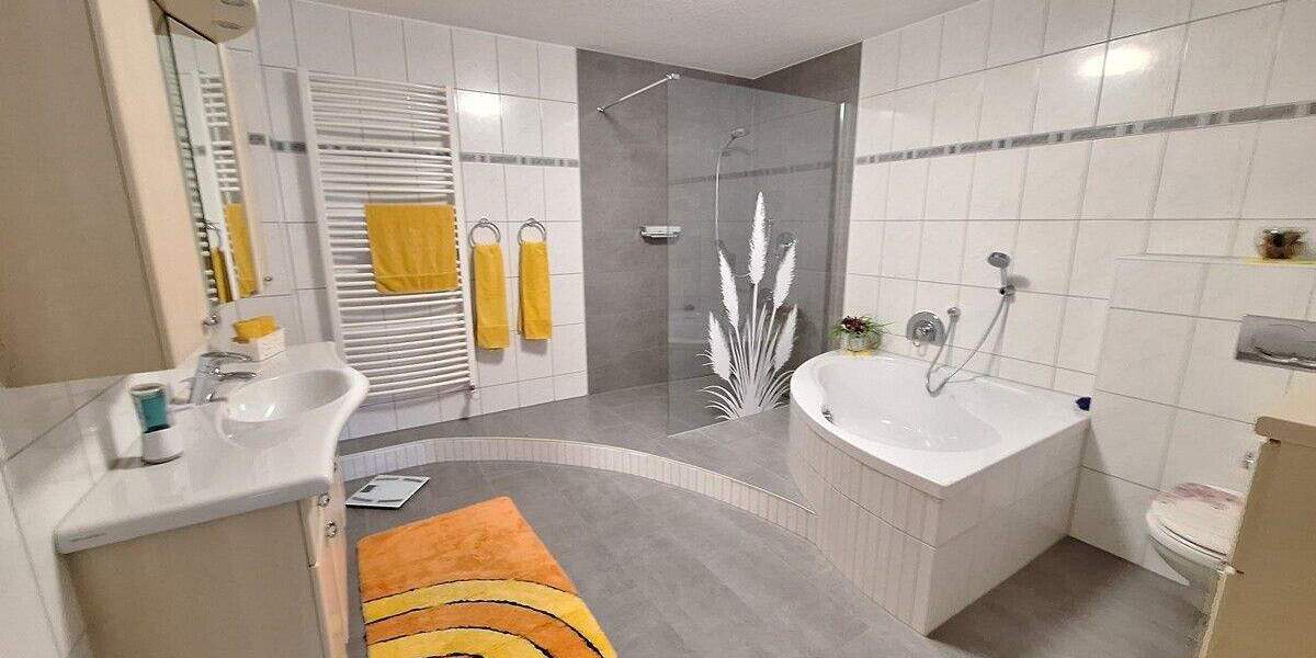 Freiwerdendes Zweifamilienhaus mit Garage in Toplage am Feldrand 6 zimmer