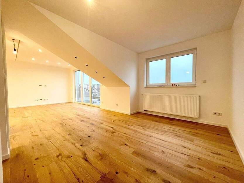 Erstbezug! 2 Zimmer DG Wohnung mit Sonnenloggia zum Wohlfühlen, neue Böden, neues Bad, saniert!