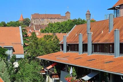 Wohlfühlen auf zwei Ebenen! Lichtdurchflutete Maisonettewohnung mit Burgblick und Tiefgaragenstellplatz. 3.5 zimmer