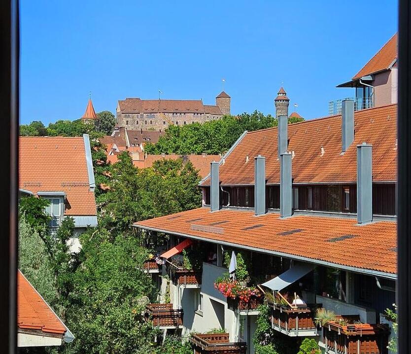 Wohlfühlen auf zwei Ebenen! Lichtdurchflutete Maisonettewohnung mit Burgblick und Tiefgaragenstellplatz. 3.5 zimmer