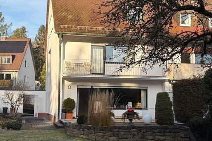 Großzügiges Wohnhaus mit wunderschönem Gartengrundstück in bevorzugter Wohnlage in Zirndorf zimmer