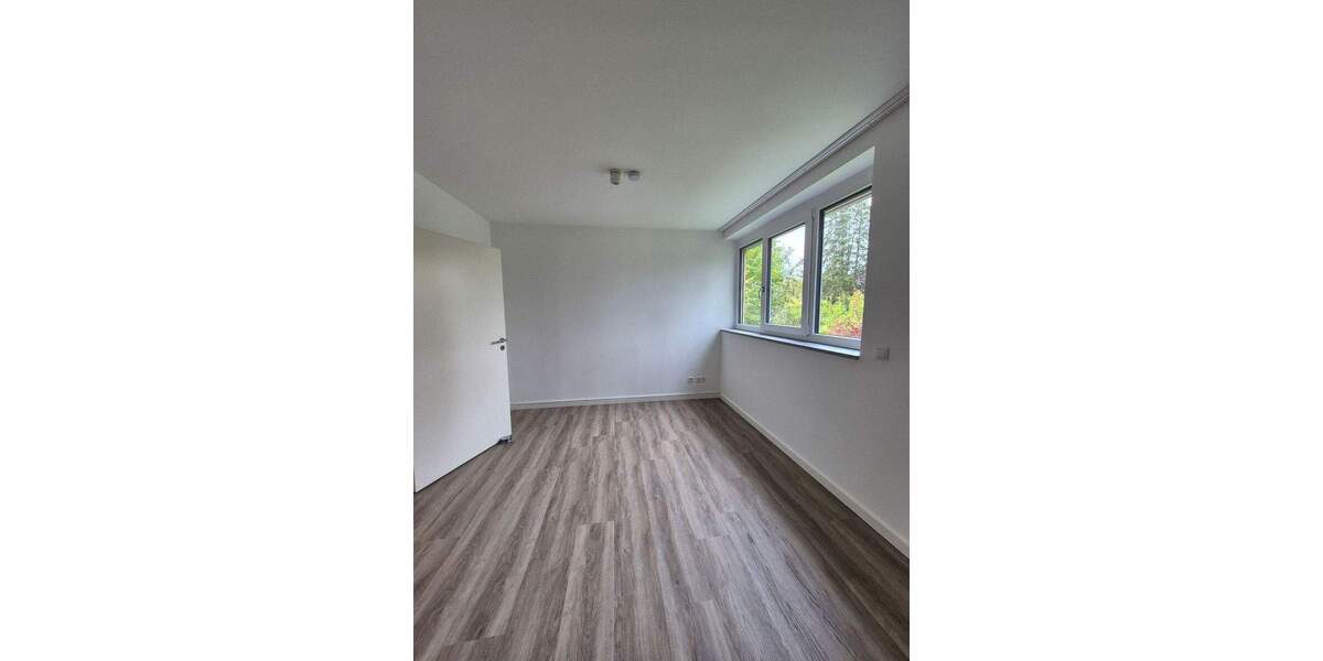 Grünes Wohnen im Erlanger Stadtteil Kosbach. Großzügige 2-Zi-Garten-Wohnung mit Terrasse, Gartenanteil und Carport. 2 zimmer